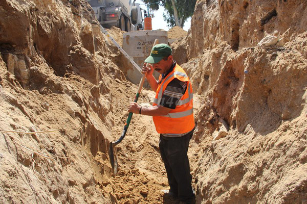 بالفيديو: العثور على عظام لموتى المسلمين أثناء حفريات بجوار المقبرة الاسلامية باللد